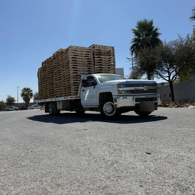 Camión de la flota cargado con tarimas listo para entrega