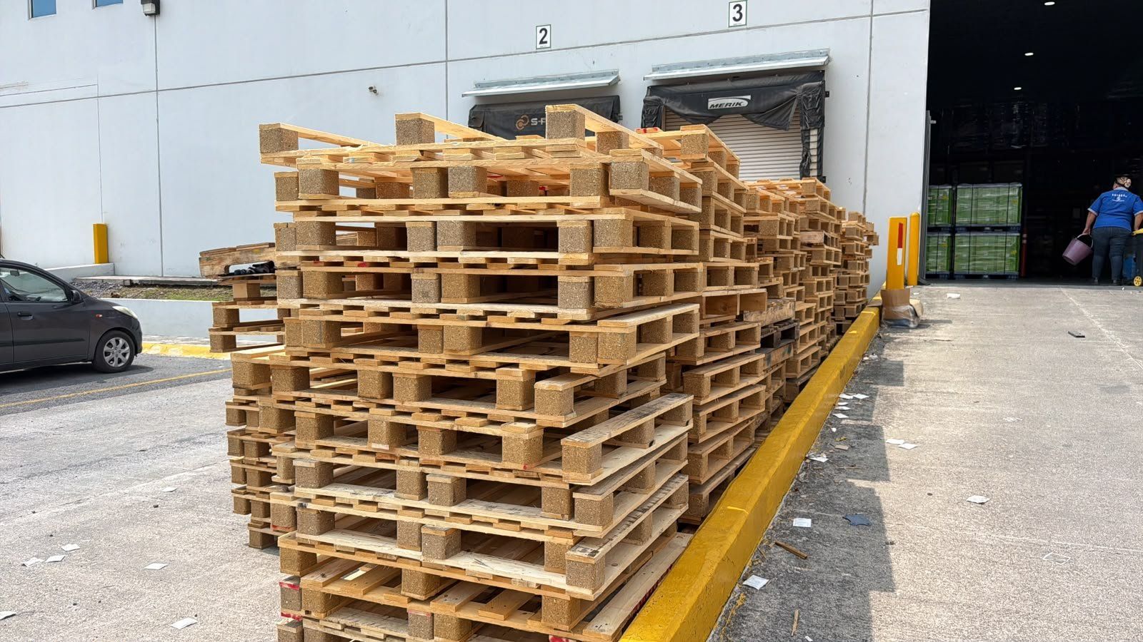 Tarimas de madera entregadas en el andén de un cliente