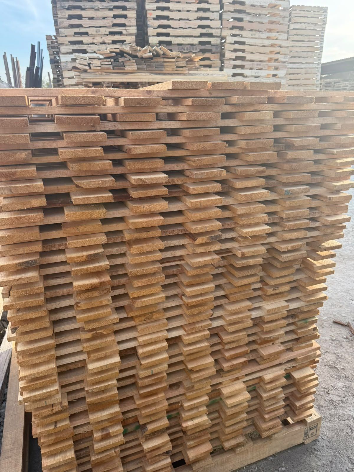 Estiba de tarimas de madera en el patio