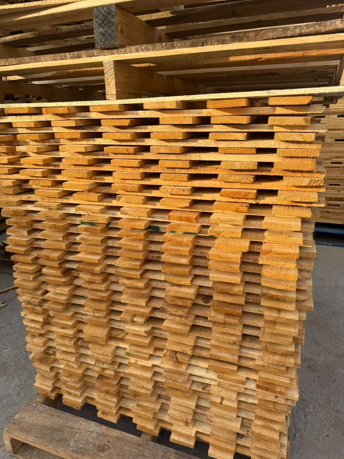 Estiba de tarimas nuevas de madera