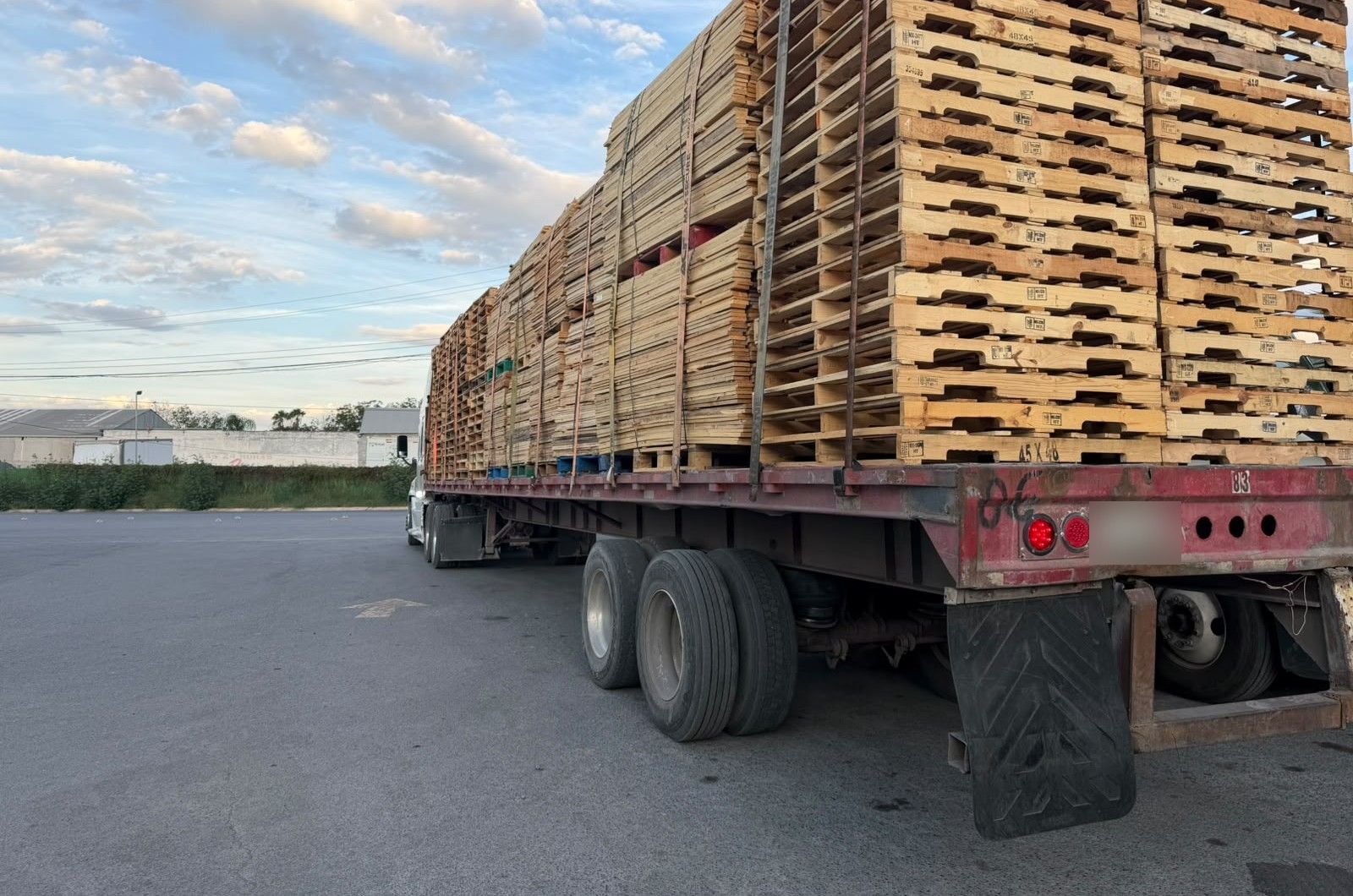 Tráiler de plataforma cargado con tarimas